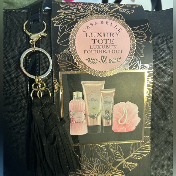 Brand new luxury reusable zippered tote filled with bath products - Picture 2 of 4